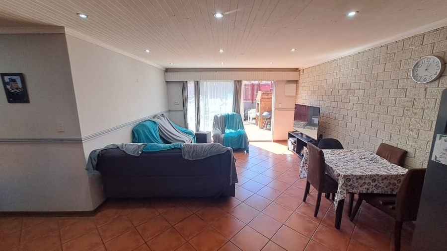 4 Bedroom Property for Sale in Langenhovenpark Free State